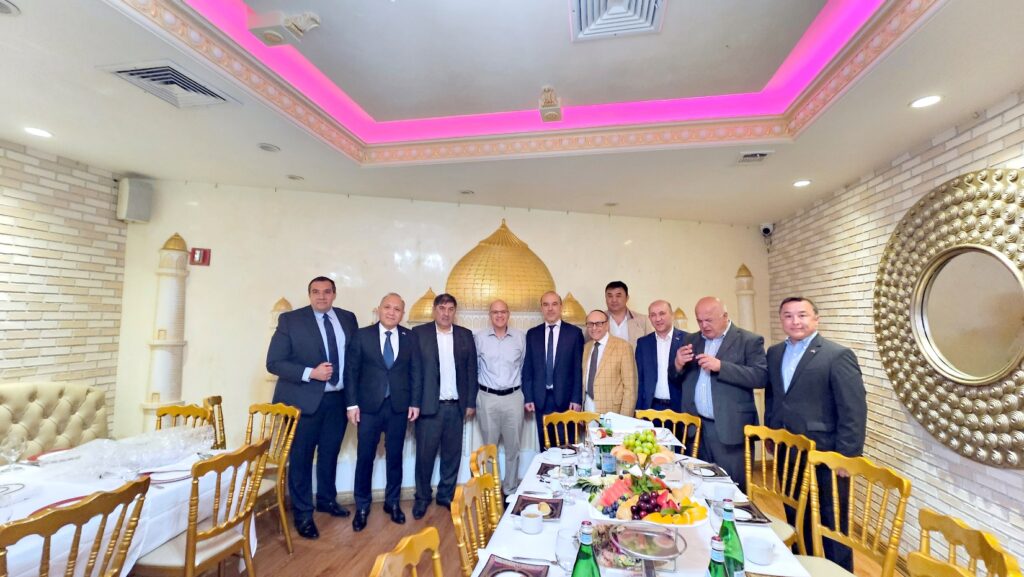 Джонатан Хеник: Дорогие друзья! Я ваш посол в Узбекистане!