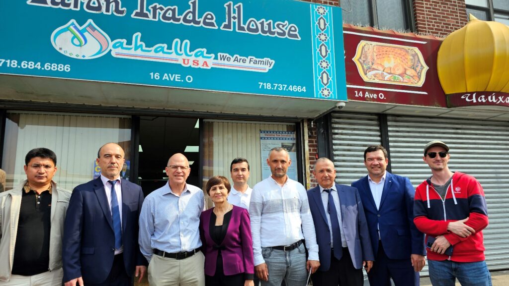 Джонатан Хеник: Дорогие друзья! Я ваш посол в Узбекистане!