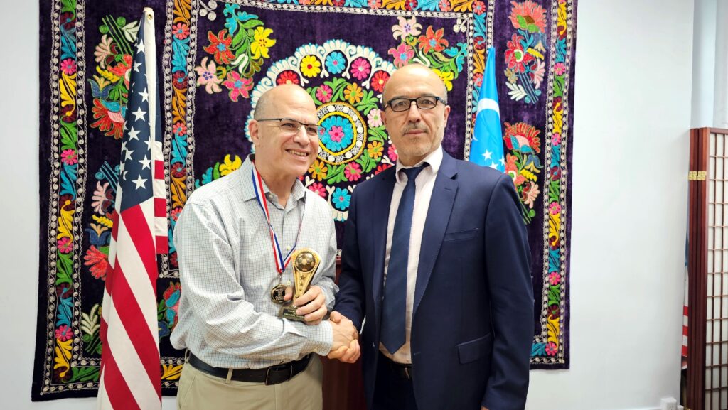 Джонатан Хеник: Дорогие друзья! Я ваш посол в Узбекистане!