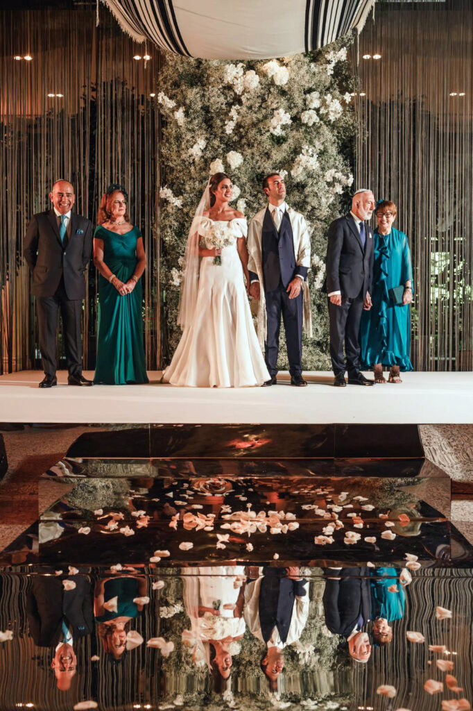 И крылья эту свадьбу вдаль несли