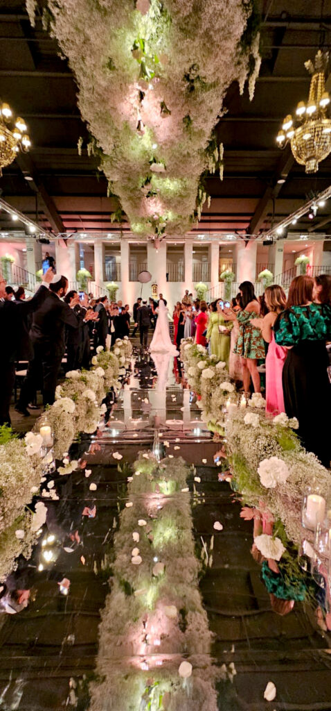 И крылья эту свадьбу вдаль несли