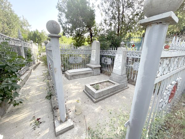 Акты вандализма на русском кладбище