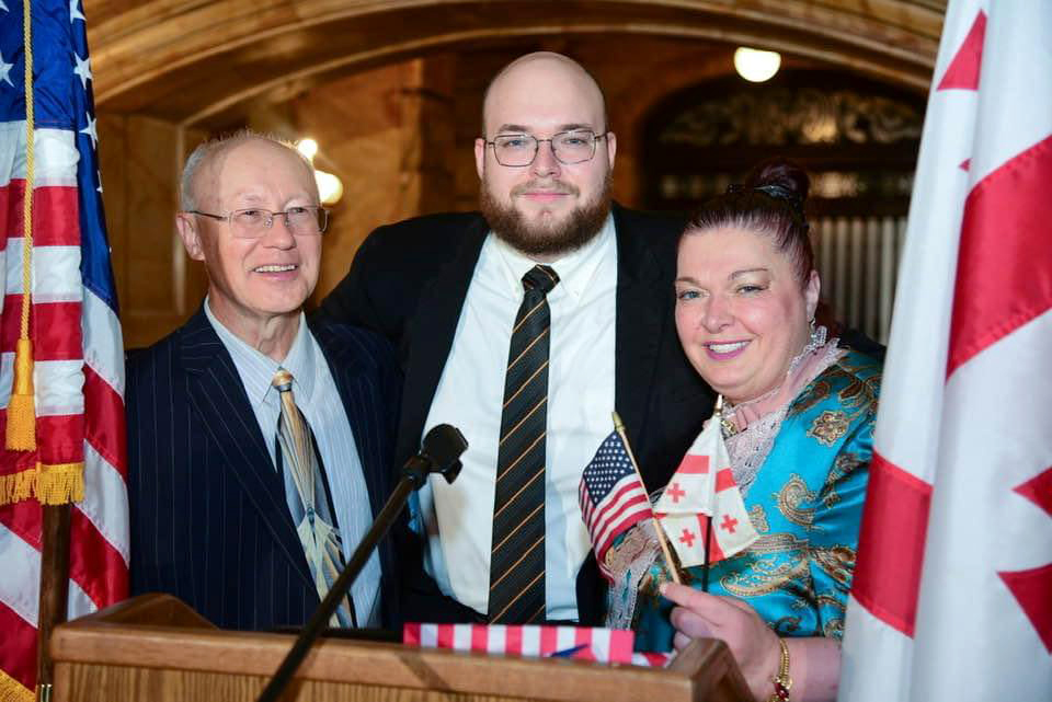 Кто в дружбу верит горячо