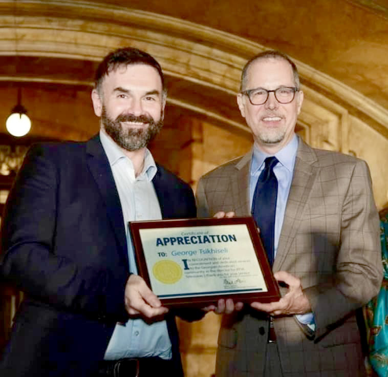 Кто в дружбу верит горячо