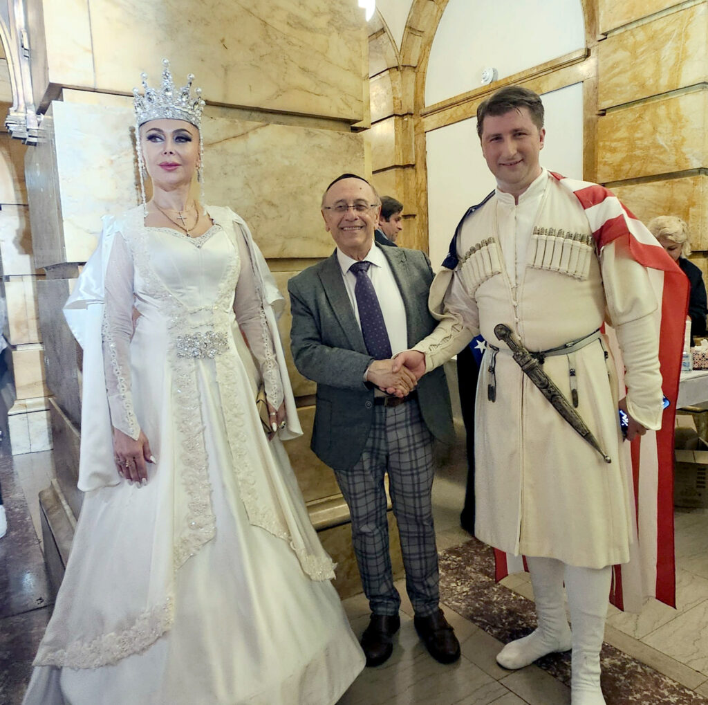 Кто в дружбу верит горячо