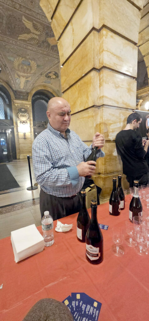 Кто в дружбу верит горячо