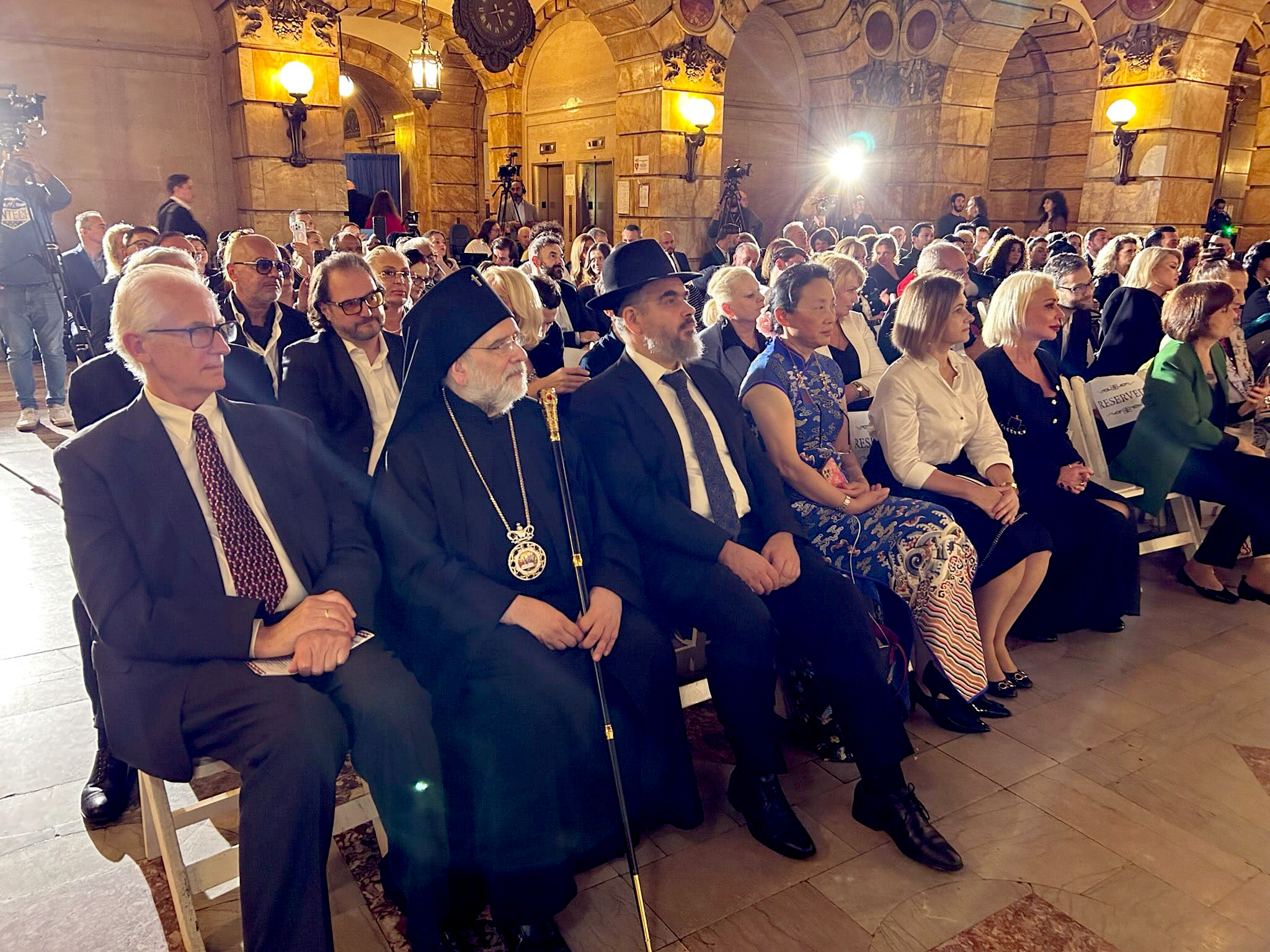 Кто в дружбу верит горячо