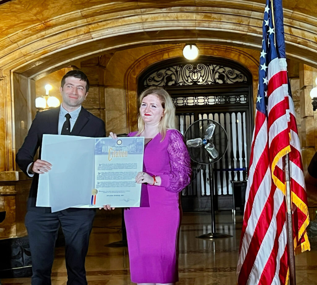 Кто в дружбу верит горячо