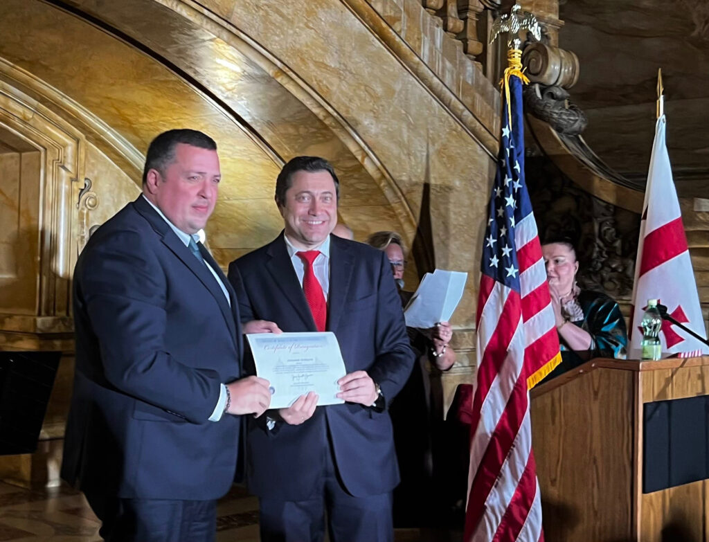 Кто в дружбу верит горячо