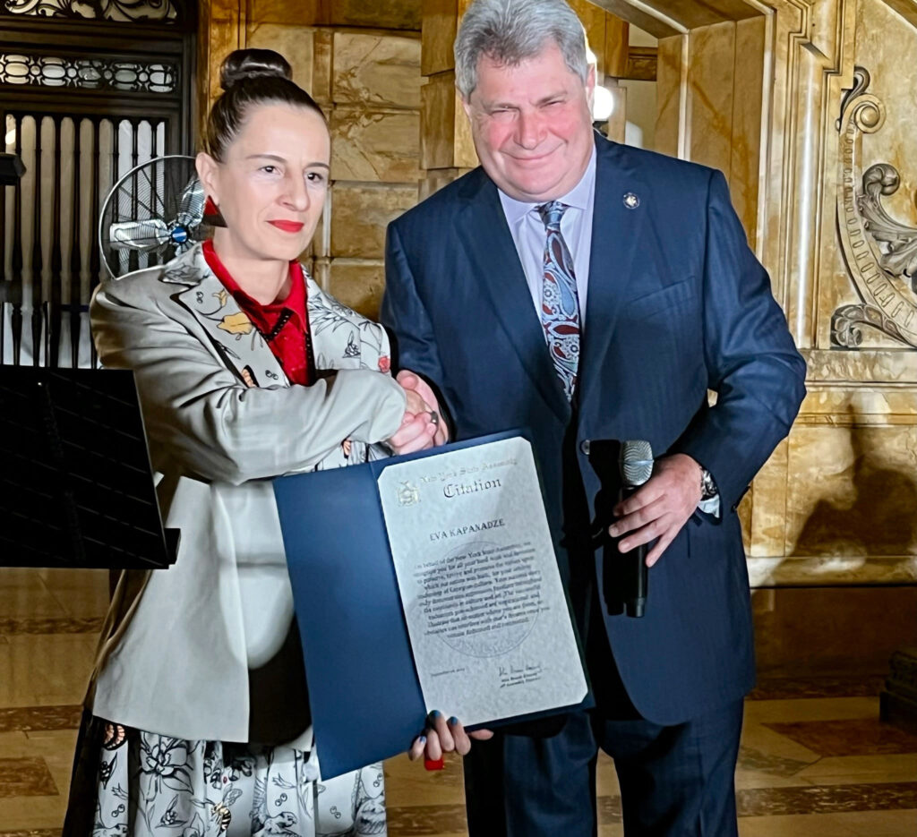 Кто в дружбу верит горячо