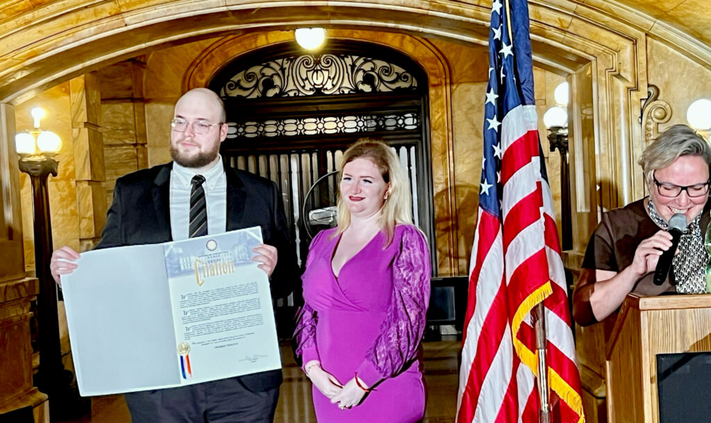 Кто в дружбу верит горячо