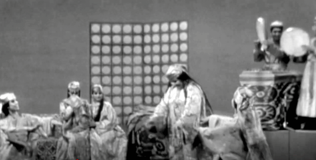 Фарқияти куллӣ мобайни сару либосҳои анъанавию ҳаракатҳои рақсию зарбҳои яҳудиёни бухороӣ, нисбат ба тоҷикону ӯзбекон