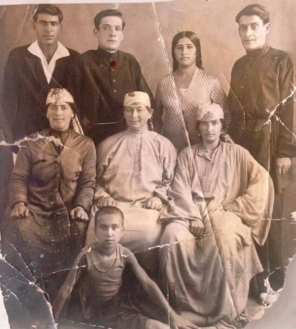 ПОД ТЕНЬЮ И ШЕЛЕСТОМ ДЕСЯТИ ПЛАКУЧИХ ИВ