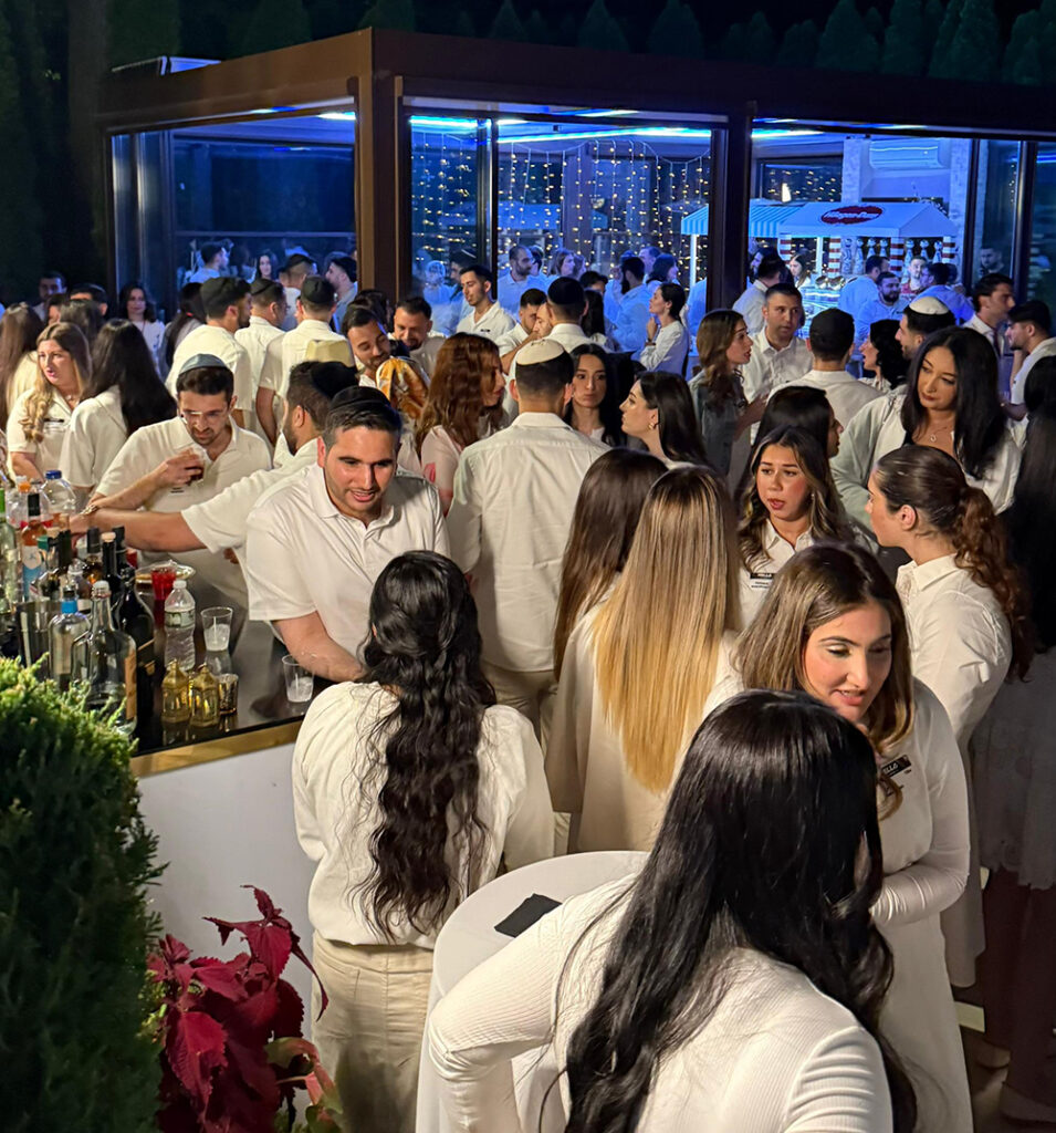 Белые платья в Ту бе Ав