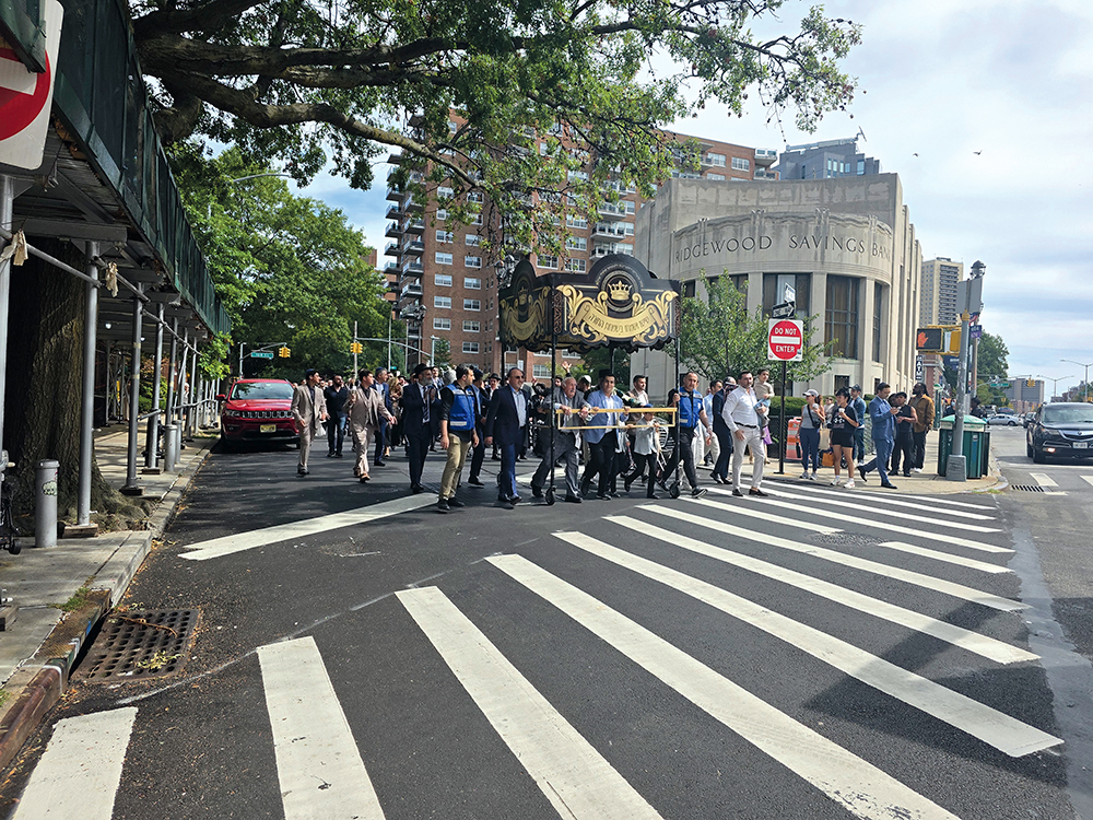 С Торой по жизни, с Торой по городу и в синагоге!