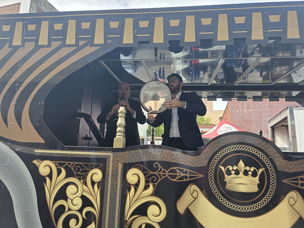 С Торой по жизни, с Торой по городу и в синагоге!