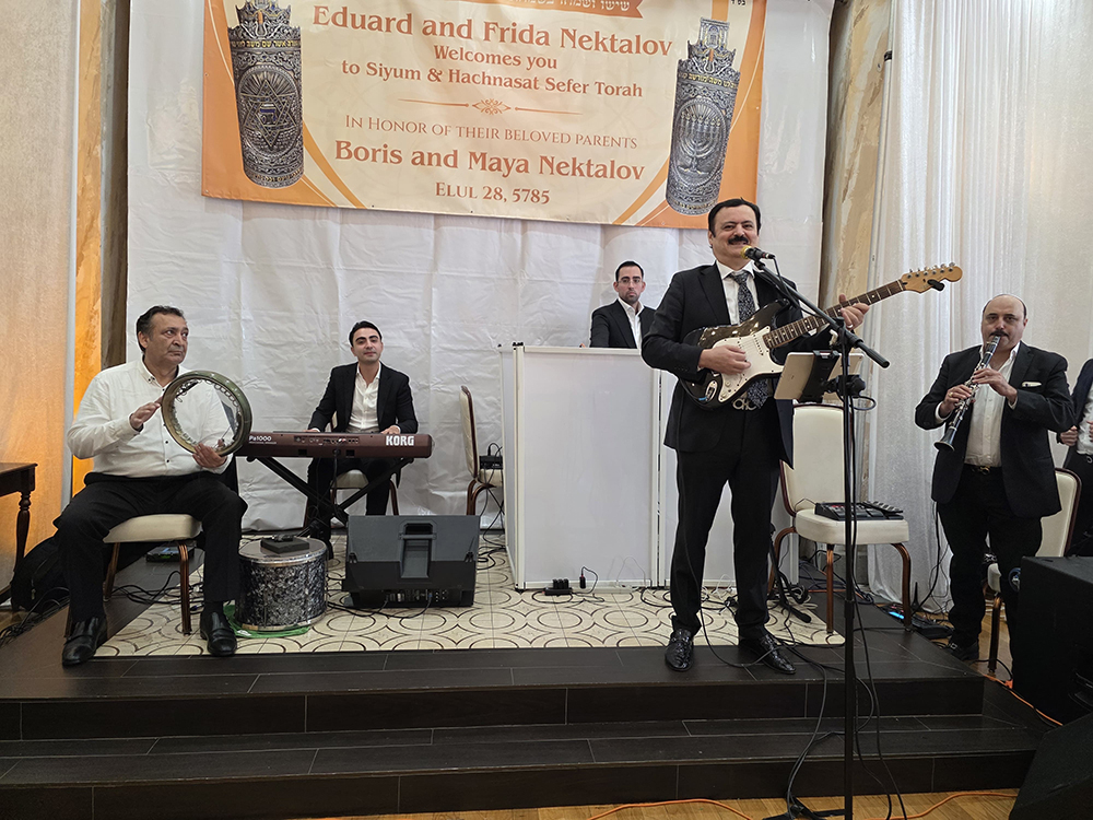 С Торой по жизни, с Торой по городу и в синагоге!