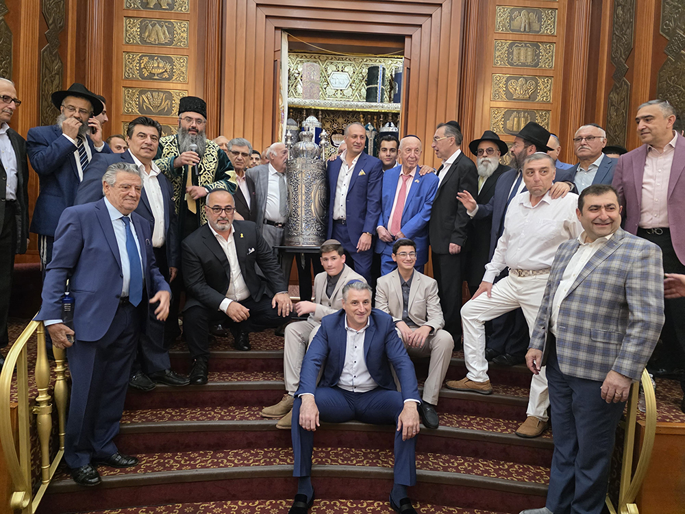 С Торой по жизни, с Торой по городу и в синагоге!