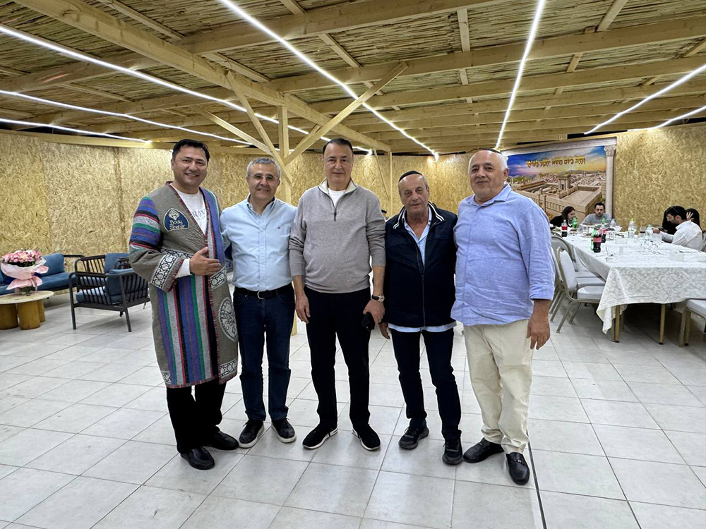 Lev Leviev Celebrates Sukkotin Samarkand for the First Time