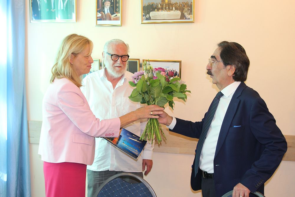 Визит федерального министра Карин Приенв общину бухарских евреев Ганновера