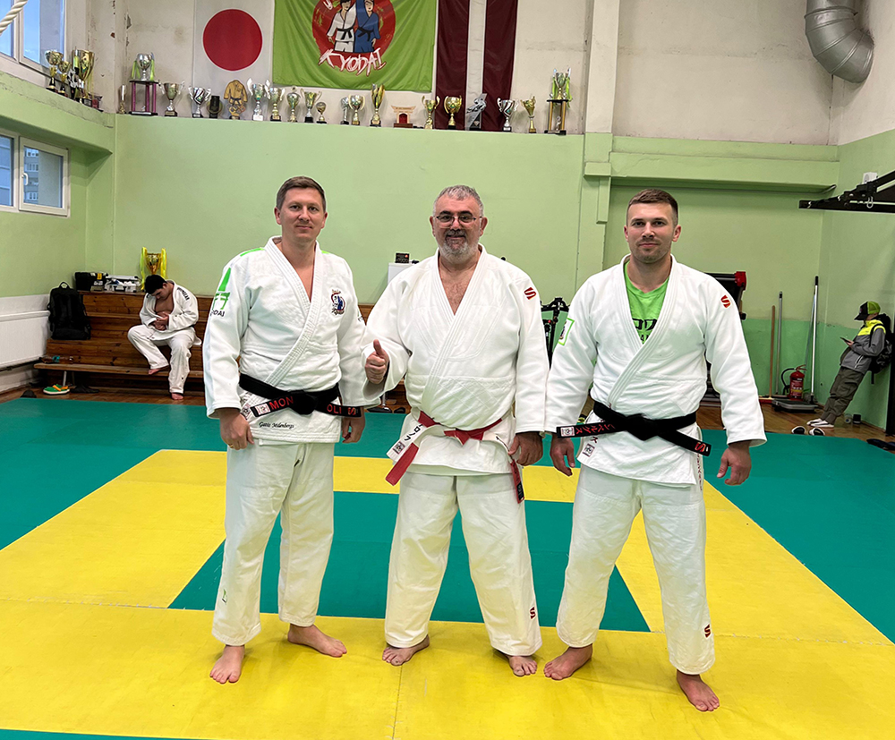 Winning The Gentle Way Arkadiy Aronov'sFour-Decade Journey from Tashkent to Olympic Glory