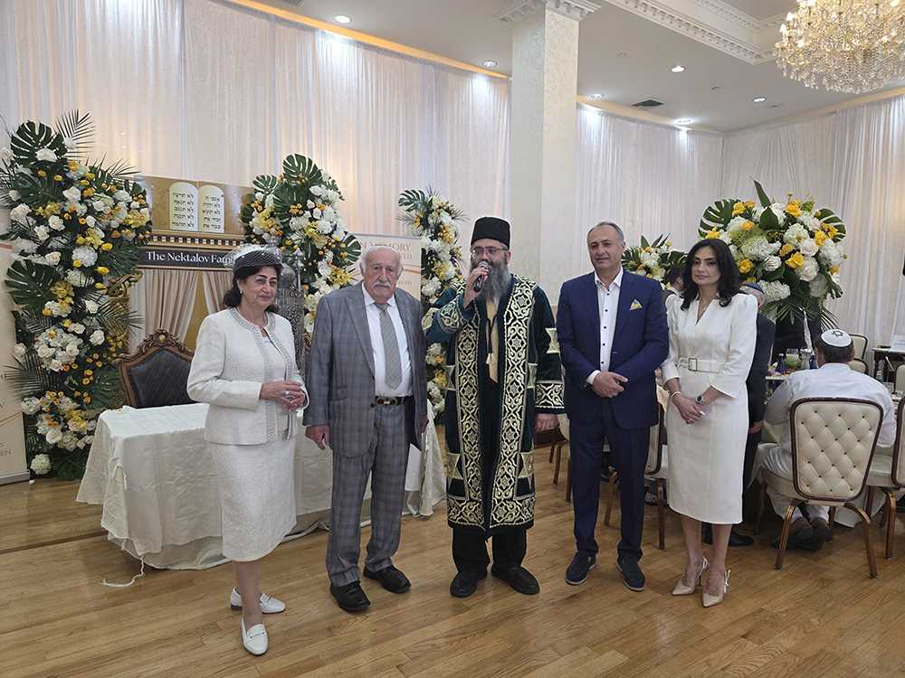 С Торой по жизни, с Торой по городу и в синагоге!