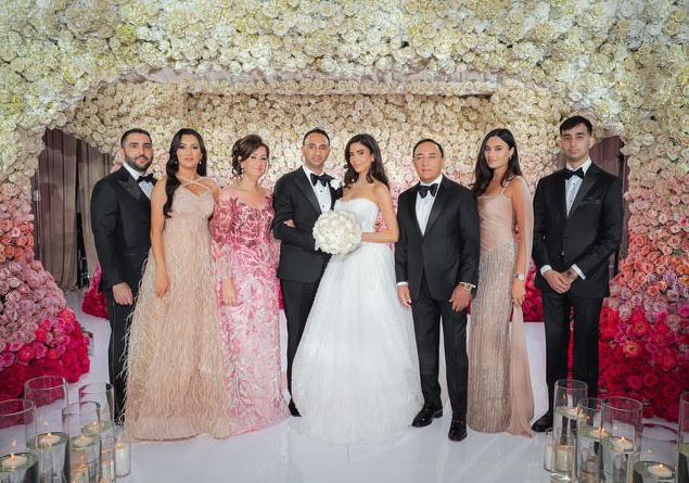 “И крылья эту свадьбу вдаль несли”